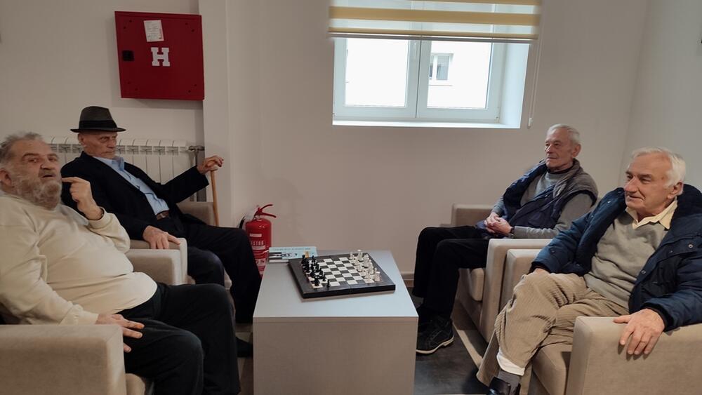 <p>Ustanova nudi niz drugih usluga i povoljnosti za starije osobe, kao što su fizioterapija, radno-okupaciona terapija, primarna zdrastvena zaštita, usluge frizeraja, šnajderaja. Tu su i sala za bilijar, koncertna sala, teretana, biblioteka, slikarski atelje, kao i ljetnjikovac i plastenik gdje će moći da sade voće i povrće...<br /> </p>