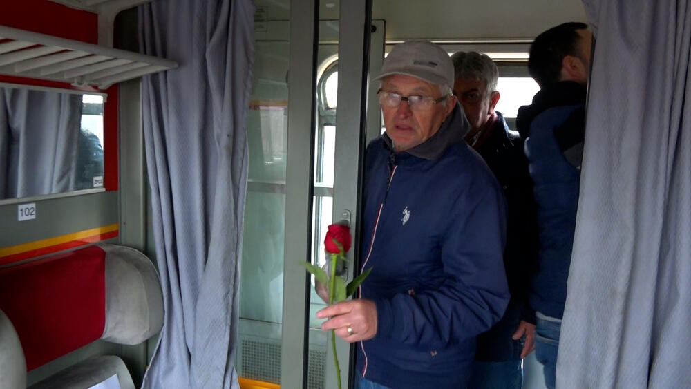 <p>Povodom 30 godina od zločina u Štrpcima, rodbina otetih zajedno sa prijateljima i članovima YIHR simbolično je položila cvijeće na sjedišta voza u Podgorici</p>