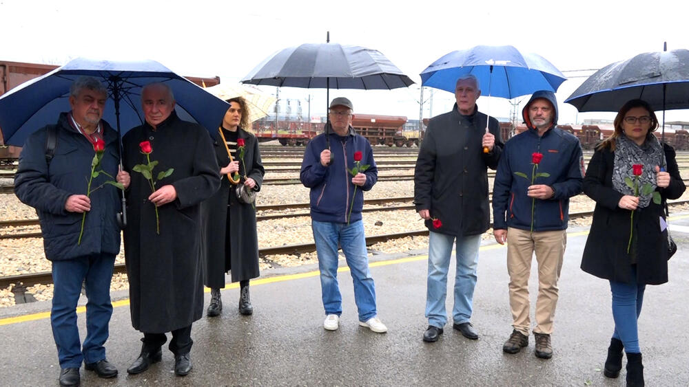 <p>Povodom 30 godina od zločina u Štrpcima, rodbina otetih zajedno sa prijateljima i članovima YIHR simbolično je položila cvijeće na sjedišta voza u Podgorici</p>