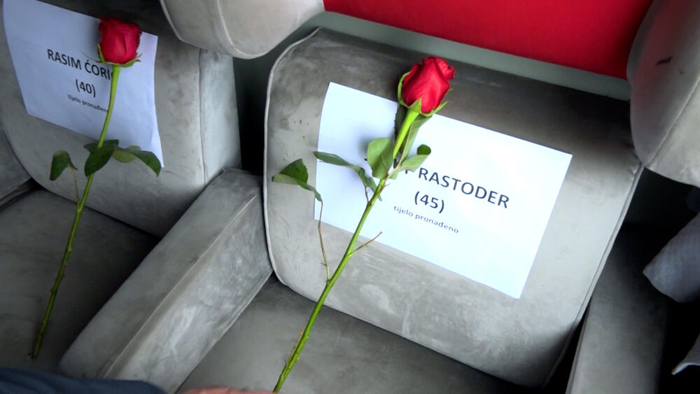 <p>Povodom 30 godina od zločina u Štrpcima, rodbina otetih zajedno sa prijateljima i članovima YIHR simbolično je položila cvijeće na sjedišta voza u Podgorici</p>