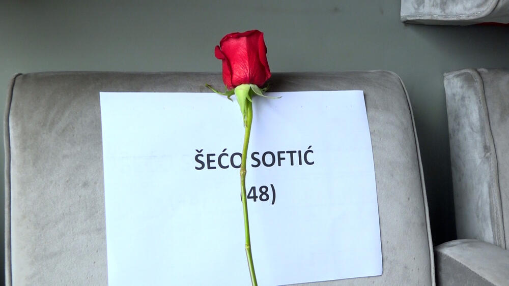 <p>Povodom 30 godina od zločina u Štrpcima, rodbina otetih zajedno sa prijateljima i članovima YIHR simbolično je položila cvijeće na sjedišta voza u Podgorici</p>