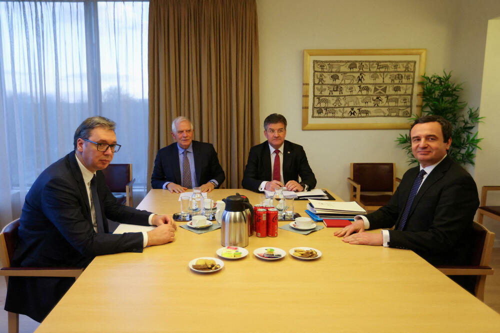 Sa sinoćnjeg sastanka u Briselu: Borelj, specijalni predstavnik EU Miroslav Lajčak, Vučić i premijer Kosova Aljbin Kurti, Foto: Reuters