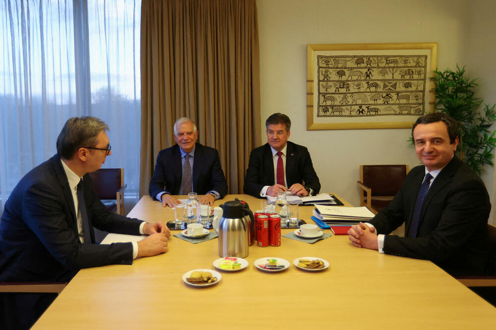 Sa večerašnjeg sastanka u Briselu: Borelj, specijalni predstavnik EU Miroslav Lajčak, Vučić i Kurti, Foto: Reuters