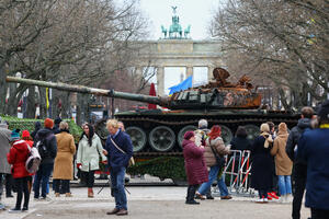 Uništeni ruski tenk uklonjen iz Berlina, kao spomenik protiv rata...