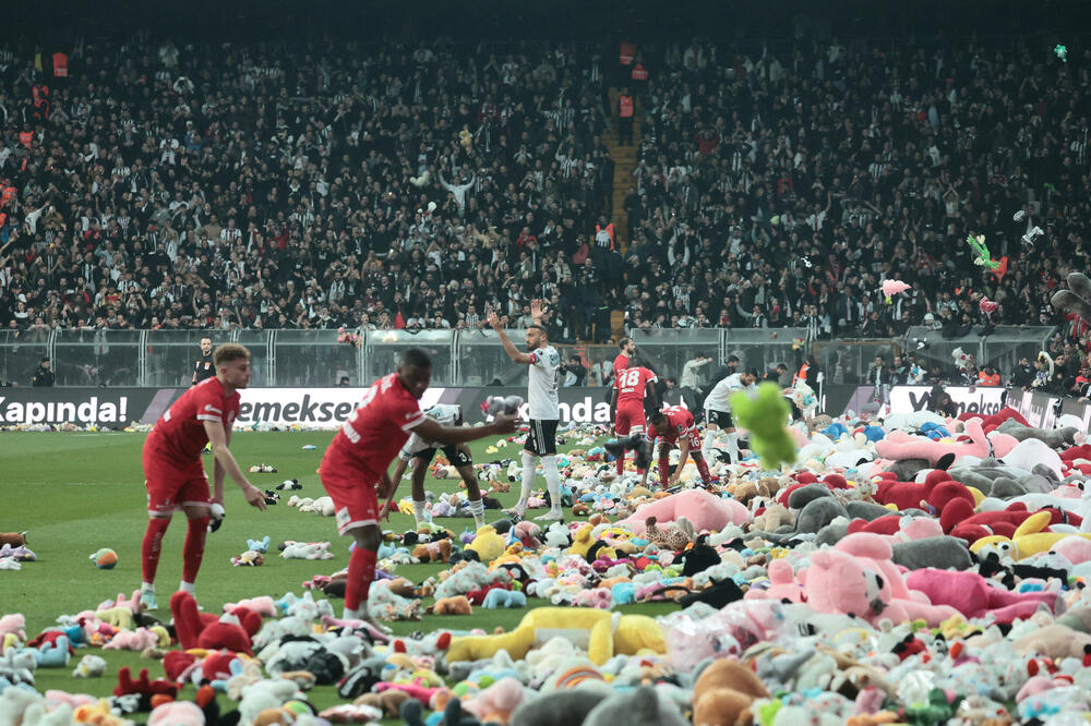 Navijači Bešiktaša iznijeli hiljade plišanih igračaka na teren, Foto: Reuters