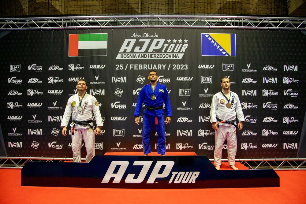 <p>Na Inernacionalnom turniru pod nazivom, Abu Dhabi jiu jitsu Pro Intenational Sarajevo, koji je održan proteklog vikenda, Podgorički klub Pitbull Jiu Jitsu Montenegro nastupio je sa 4 takmicara i ostvario izvanredan rezultat. Sva četiri takmičara upjeli su da se izbore za medalje, a samim tim da obezbijede Podgoričkoj akademiji prvo mjesto u Evropi poslije drugog kola najveće Jiu Jitsu svjetske lige.</p>