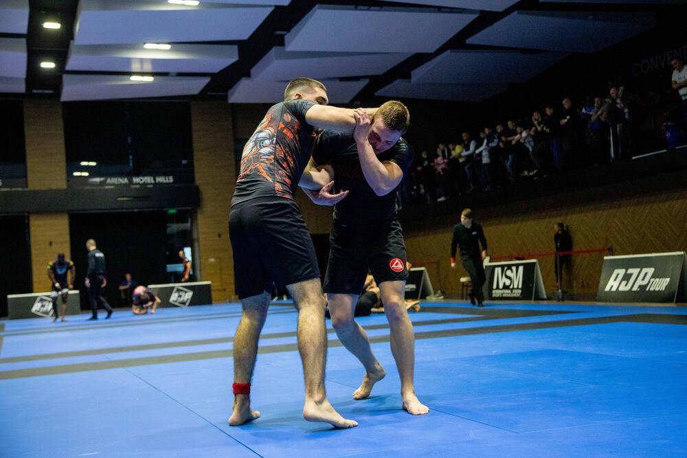 <p>Na Inernacionalnom turniru pod nazivom, Abu Dhabi jiu jitsu Pro Intenational Sarajevo, koji je održan proteklog vikenda, Podgorički klub Pitbull Jiu Jitsu Montenegro nastupio je sa 4 takmicara i ostvario izvanredan rezultat. Sva četiri takmičara upjeli su da se izbore za medalje, a samim tim da obezbijede Podgoričkoj akademiji prvo mjesto u Evropi poslije drugog kola najveće Jiu Jitsu svjetske lige.</p>