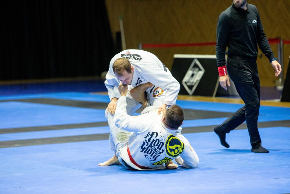 <p>Na Inernacionalnom turniru pod nazivom, Abu Dhabi jiu jitsu Pro Intenational Sarajevo, koji je održan proteklog vikenda, Podgorički klub Pitbull Jiu Jitsu Montenegro nastupio je sa 4 takmicara i ostvario izvanredan rezultat. Sva četiri takmičara upjeli su da se izbore za medalje, a samim tim da obezbijede Podgoričkoj akademiji prvo mjesto u Evropi poslije drugog kola najveće Jiu Jitsu svjetske lige.</p>