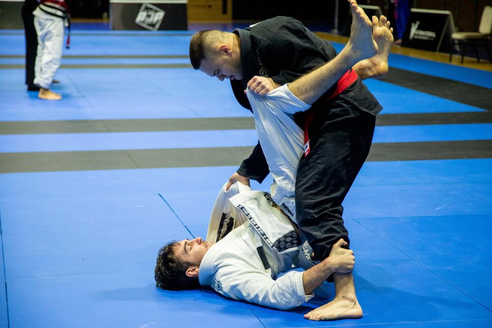 <p>Na Inernacionalnom turniru pod nazivom, Abu Dhabi jiu jitsu Pro Intenational Sarajevo, koji je održan proteklog vikenda, Podgorički klub Pitbull Jiu Jitsu Montenegro nastupio je sa 4 takmicara i ostvario izvanredan rezultat. Sva četiri takmičara upjeli su da se izbore za medalje, a samim tim da obezbijede Podgoričkoj akademiji prvo mjesto u Evropi poslije drugog kola najveće Jiu Jitsu svjetske lige.</p>