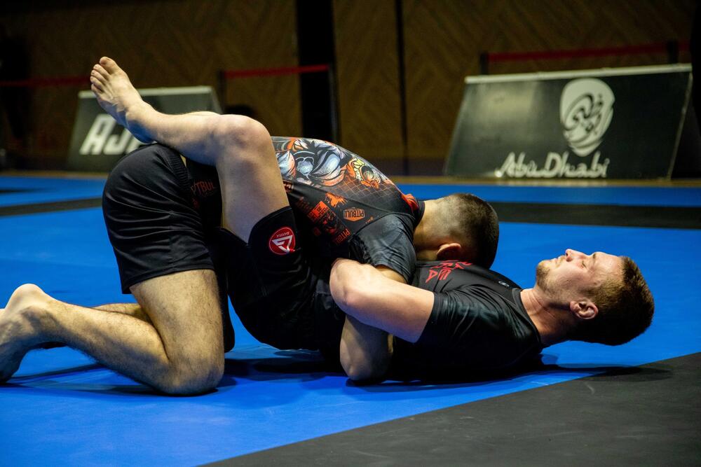 <p>Na Inernacionalnom turniru pod nazivom, Abu Dhabi jiu jitsu Pro Intenational Sarajevo, koji je održan proteklog vikenda, Podgorički klub Pitbull Jiu Jitsu Montenegro nastupio je sa 4 takmicara i ostvario izvanredan rezultat. Sva četiri takmičara upjeli su da se izbore za medalje, a samim tim da obezbijede Podgoričkoj akademiji prvo mjesto u Evropi poslije drugog kola najveće Jiu Jitsu svjetske lige.</p>