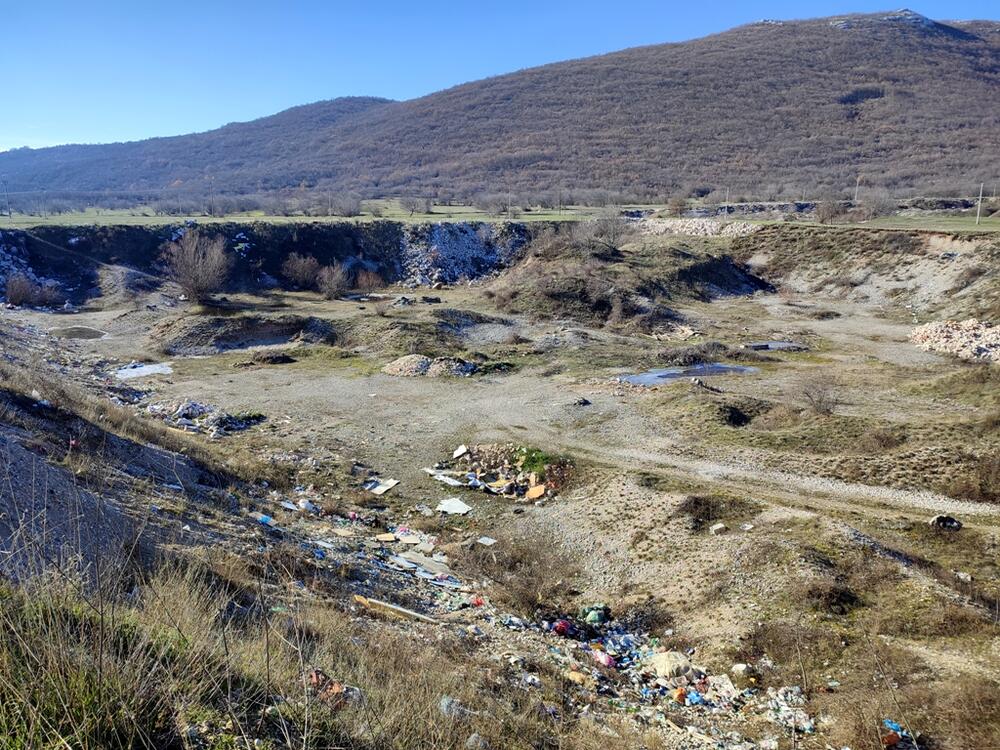 <p>Snežana Danilović, koordinatorka projekta "Za zeleni majdan - vratimo dug prirodi", u sklopu koga je i održana pomenuta tribina, podsjetila je da je na lokaciji gdje je bio majdan, odakle se za vrijeme bivše Jugoslavije, vršila eksploatacija pijeska, došlo do urušavanja puta što predstavlja opasnost za učesnike u saobraćaju</p>