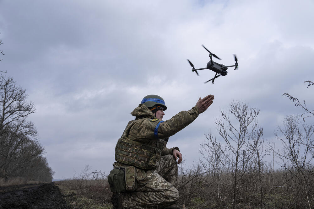 Ukrajinski vojnik sa dronom na frontu blizu Vuledara, Foto: Beta/AP
