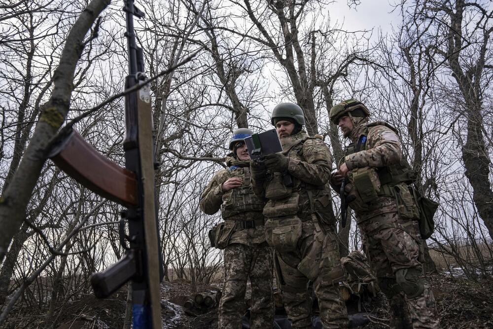 Ukrajinski vojnici upravljaju dronom u Donjeckoj oblasti 