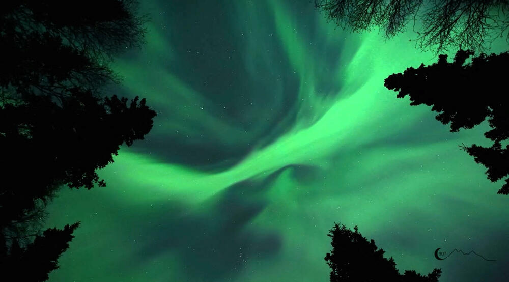 <p>Polarna svjetlost može da se vidi u arktičkom krugu, a aurora se pojavljuje kao talas svjetlosti kada se atomi u Zemljinoj nadmorskoj atmosferi sudaraju sa energičnim naelektrisanim česticama Sunca</p>