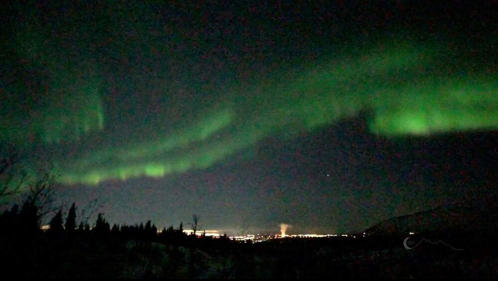<p>Polarna svjetlost može da se vidi u arktičkom krugu, a aurora se pojavljuje kao talas svjetlosti kada se atomi u Zemljinoj nadmorskoj atmosferi sudaraju sa energičnim naelektrisanim česticama Sunca</p>