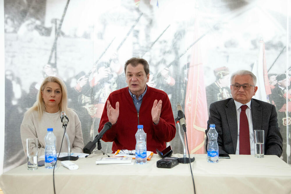 Petrović (u sredini) na promociji u Tivtu, Foto: CG News