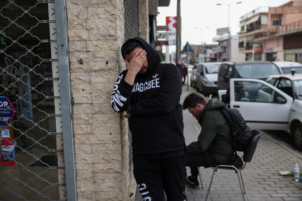 Desetine ljudi su juče ispred bolnice u gradu Larisa čekale vijesti o svojim voljenima, Foto: Rojters