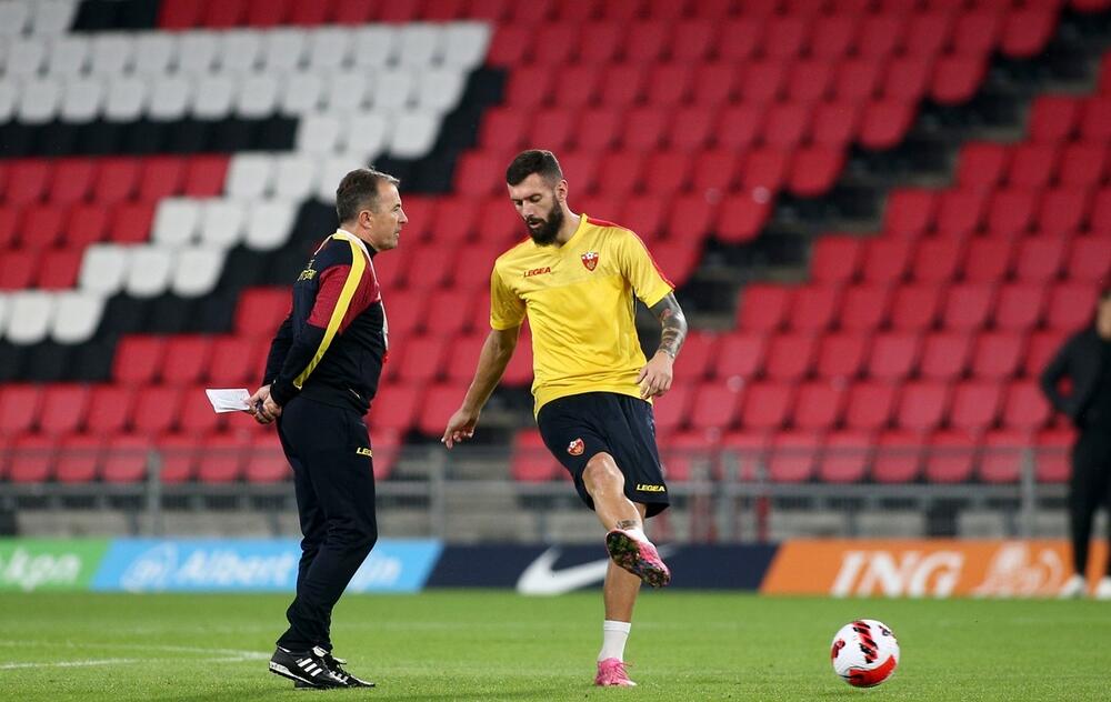 Aleksandar Šćekić na treningu crnogorske reprezentacije sa selektorom Miodragom Radulovićem