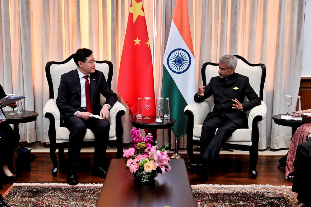 Kineski šef diplomatije Ćin Gang i indijski kolega Subrahmanjam Džaišankar, Foto: Reuters