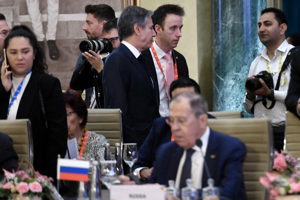 Blinken (gore lijevo) prolazi pored Lavrova sa samitu G20