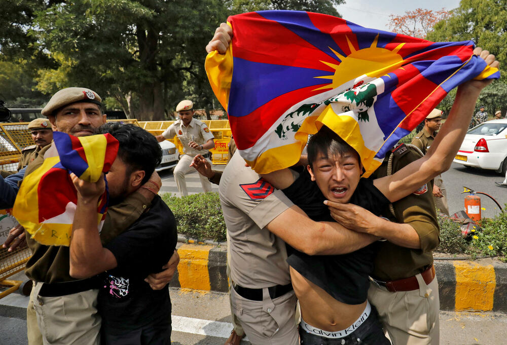 Hapšenje Tibetanca u egzilu tokom jučerašnjeg protesta protiv dolaska kineskog šefa diplomatije u Nju Delhi