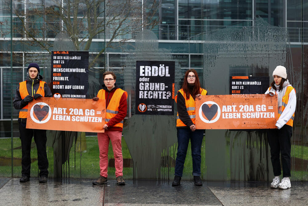 <p>Aktivisti su rekli da protestuju zbog kontinuirane upotrebe fosilnih goriva u Njemačkoj i podsjećaju vladu na njenu ustavnu dužnost da hitno reaguje na globalno zagrijavanje jer zemlja teži klimatskoj neutralnosti tek 2045. godine<br /> </p>