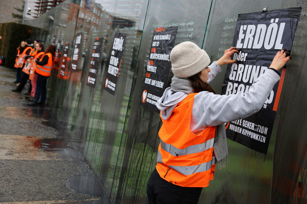 <p>Aktivisti su rekli da protestuju zbog kontinuirane upotrebe fosilnih goriva u Njemačkoj i podsjećaju vladu na njenu ustavnu dužnost da hitno reaguje na globalno zagrijavanje jer zemlja teži klimatskoj neutralnosti tek 2045. godine<br /> </p>
