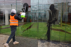Aktivisti u Berlinu posuli crnu tečnost na spomenik sa ugraviranim...