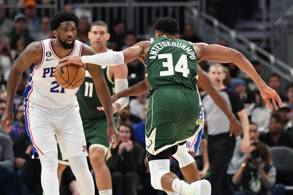 Antetokumpo napada Embida, Foto: Reuters