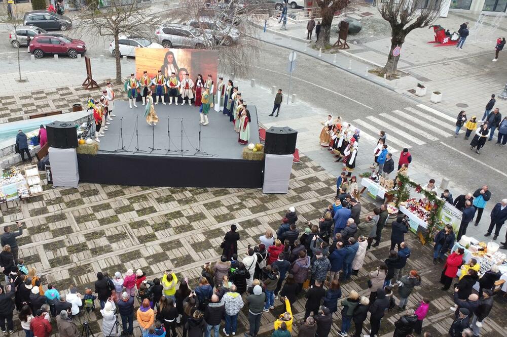 Nastup KUD-a “Mijat Mašković” na kolašinskom trgu, Foto: Privatna arhiva