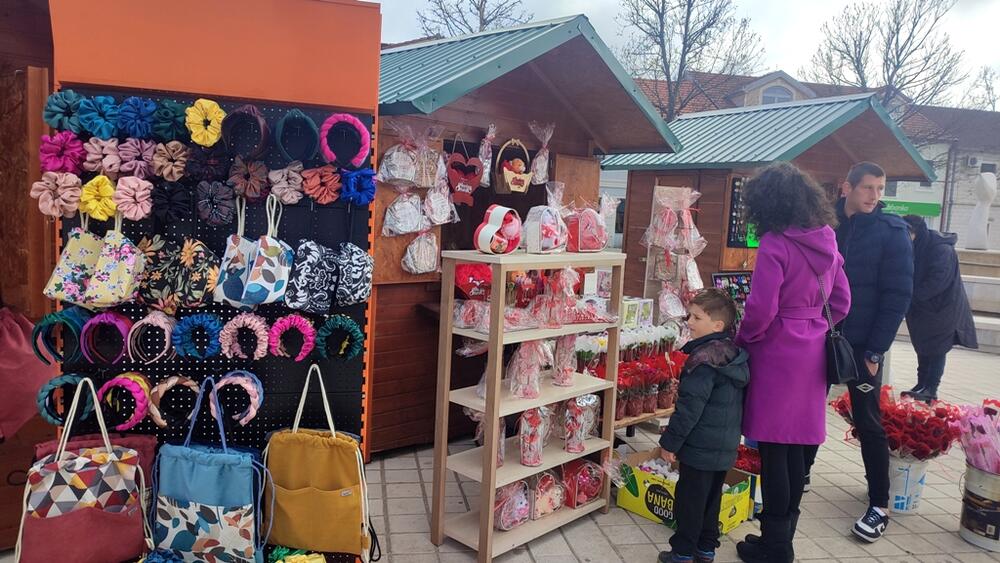 <p>"Čini mi se da je iz godine u godinu više onih koji se bave rukotvorinama, ali narod sve manje kupuje"</p>