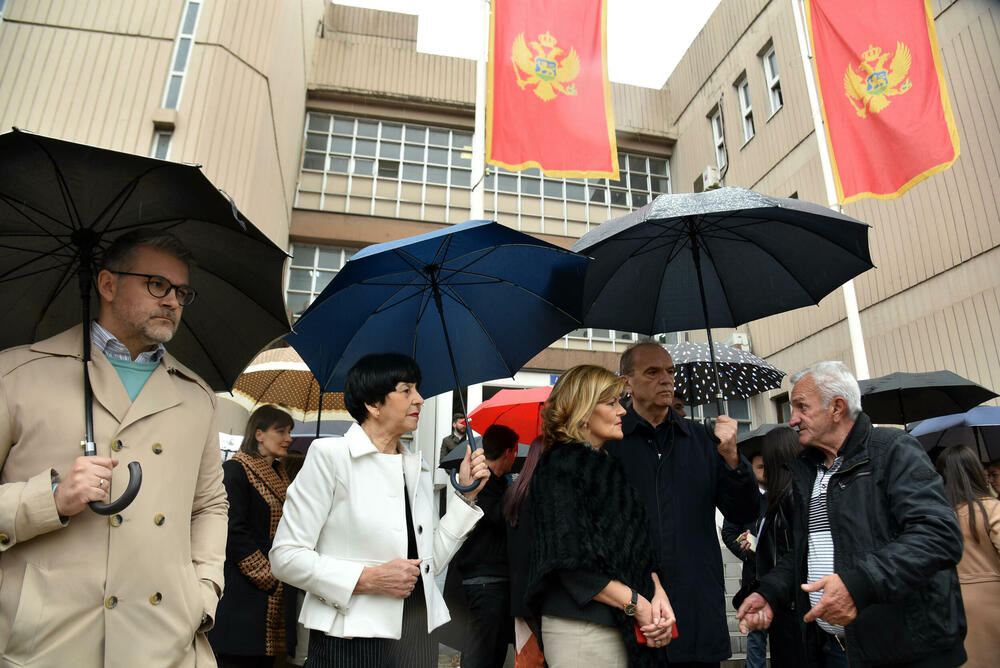 <p>Protestu prisustvuje veliki broj zaposlenih u crnogorskom sudstvu, tužilaštvu, advokati...</p>