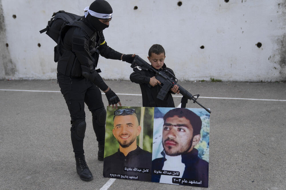 Palestinski militant daje oružje dječaku u selu Džaba na Zapadnoj obali, Foto: Beta/AP