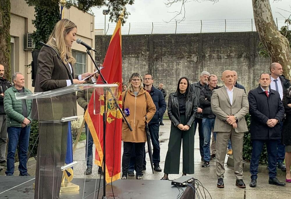 <p>"Moramo poboljšavati uslove ne samo službenika, nego i stanovnika ovog objekta, ali i omogućiti da zdravstveni radnici imaju bolje uslove za rad", rekao je Abazović i dodao da na taj način žele da spuste stopu kriminaliteta u Crnoj Gori</p>