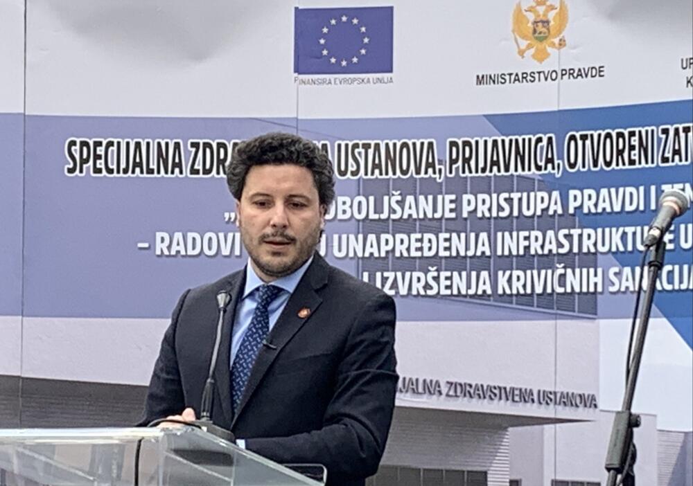 <p>"Moramo poboljšavati uslove ne samo službenika, nego i stanovnika ovog objekta, ali i omogućiti da zdravstveni radnici imaju bolje uslove za rad", rekao je Abazović i dodao da na taj način žele da spuste stopu kriminaliteta u Crnoj Gori</p>