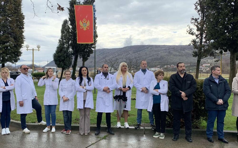 <p>"Moramo poboljšavati uslove ne samo službenika, nego i stanovnika ovog objekta, ali i omogućiti da zdravstveni radnici imaju bolje uslove za rad", rekao je Abazović i dodao da na taj način žele da spuste stopu kriminaliteta u Crnoj Gori</p>