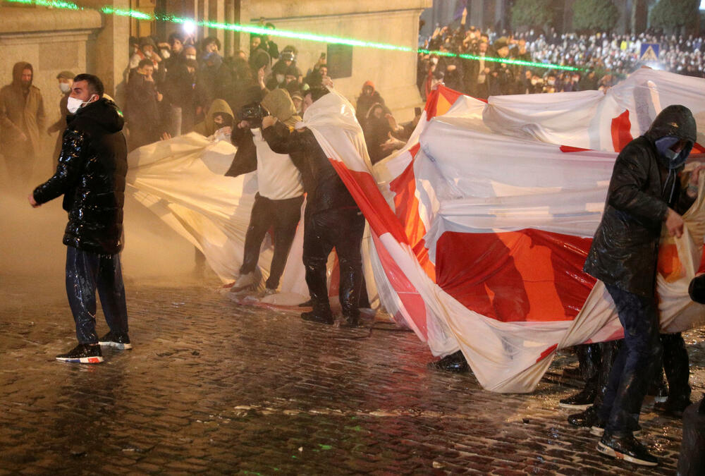 <p>Zakon bi zahtijevao bi da se mediji i nevladine organizacije koje dobijaju više od 20 odsto finansiranja iz stranih izvora registruju kao "agenti stranog uticaja"</p>