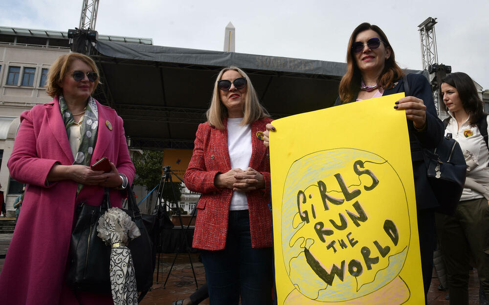 <p>U organizaciji Centra za ženska prava u Podgorici je danas održan osmi osmomartovski marš pod sloganom "Otpor sili i nepravdi”. Pogledajte šta je zabilježio naš fotograf. </p>