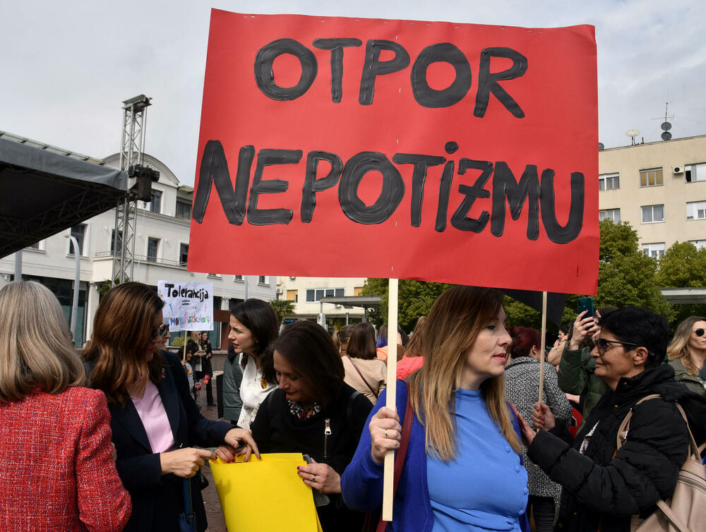 <p>U organizaciji Centra za ženska prava u Podgorici je danas održan osmi osmomartovski marš pod sloganom "Otpor sili i nepravdi”. Pogledajte šta je zabilježio naš fotograf. </p>