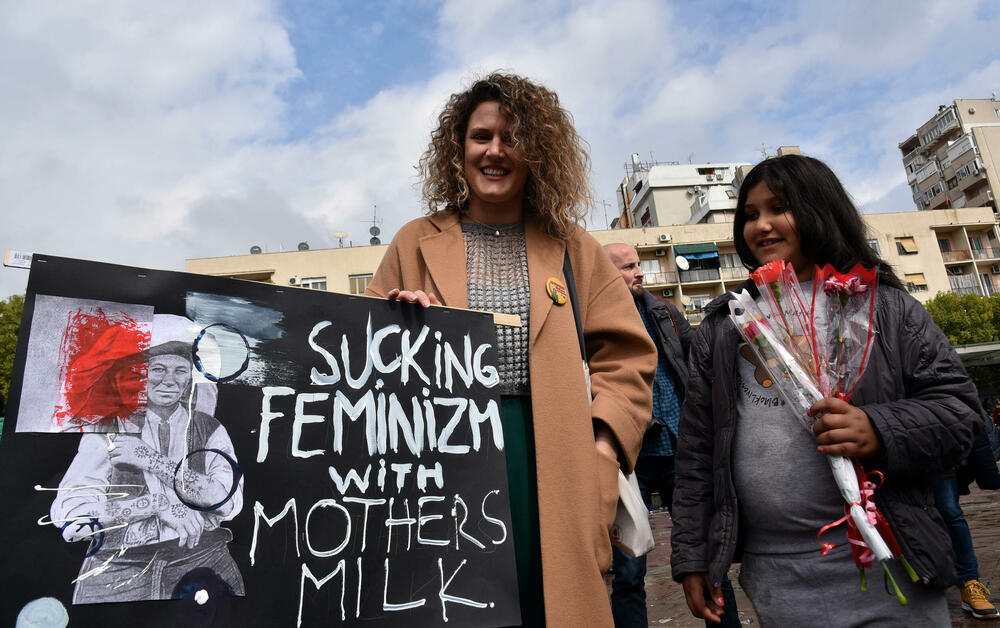 <p>U organizaciji Centra za ženska prava u Podgorici je danas održan osmi osmomartovski marš pod sloganom "Otpor sili i nepravdi”. Pogledajte šta je zabilježio naš fotograf. </p>