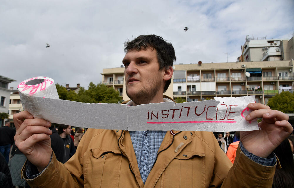 <p>U organizaciji Centra za ženska prava u Podgorici je danas održan osmi osmomartovski marš pod sloganom "Otpor sili i nepravdi”. Pogledajte šta je zabilježio naš fotograf. </p>