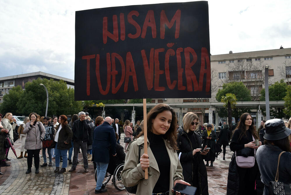 <p>U organizaciji Centra za ženska prava u Podgorici je danas održan osmi osmomartovski marš pod sloganom "Otpor sili i nepravdi”. Pogledajte šta je zabilježio naš fotograf. </p>