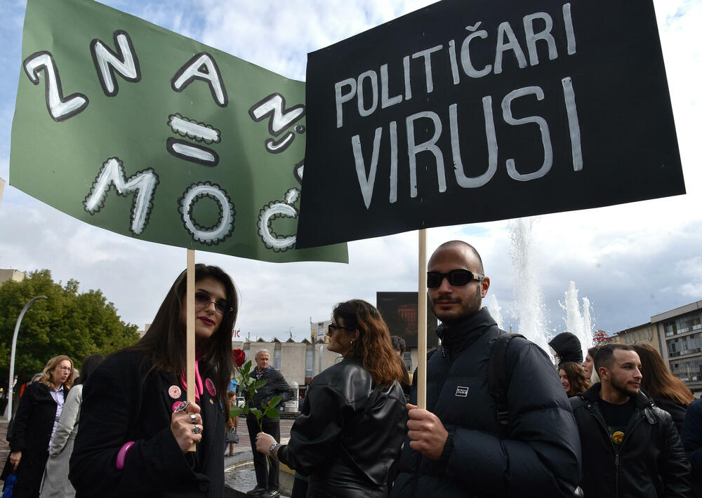 <p>U organizaciji Centra za ženska prava u Podgorici je danas održan osmi osmomartovski marš pod sloganom "Otpor sili i nepravdi”. Pogledajte šta je zabilježio naš fotograf. </p>