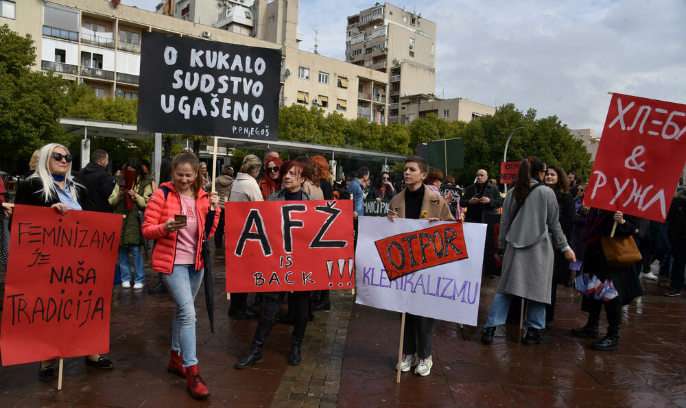 <p>U organizaciji Centra za ženska prava u Podgorici je danas održan osmi osmomartovski marš pod sloganom "Otpor sili i nepravdi”. Pogledajte šta je zabilježio naš fotograf. </p>