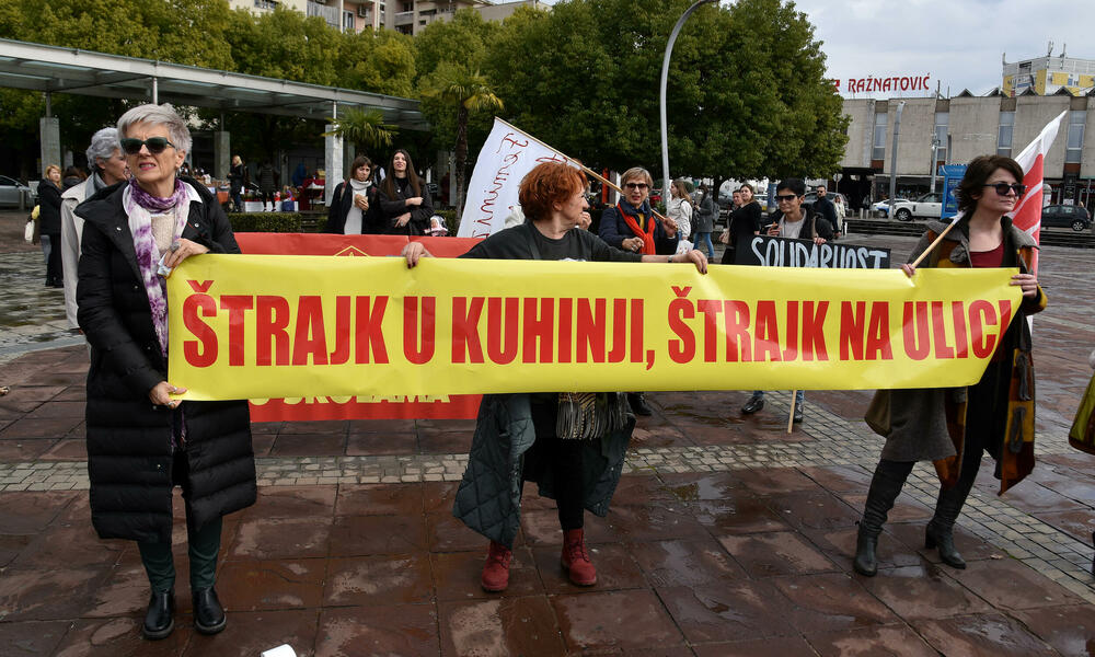 <p>U organizaciji Centra za ženska prava u Podgorici je danas održan osmi osmomartovski marš pod sloganom "Otpor sili i nepravdi”. Pogledajte šta je zabilježio naš fotograf. </p>