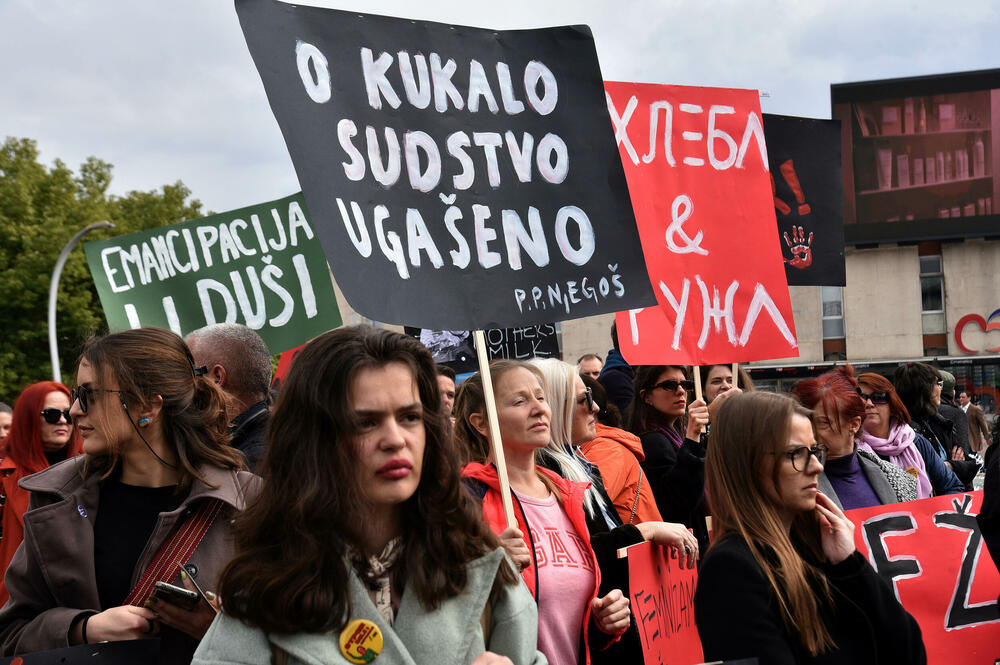 <p>U organizaciji Centra za ženska prava u Podgorici je danas održan osmi osmomartovski marš pod sloganom "Otpor sili i nepravdi”. Pogledajte šta je zabilježio naš fotograf. </p>