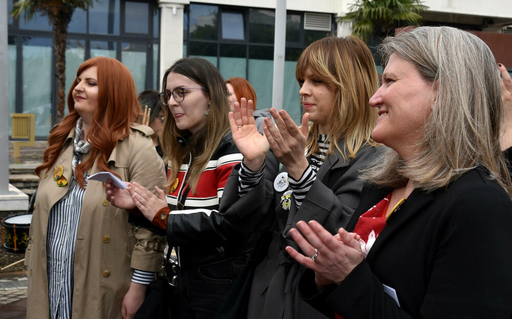 <p>U organizaciji Centra za ženska prava u Podgorici je danas održan osmi osmomartovski marš pod sloganom "Otpor sili i nepravdi”. Pogledajte šta je zabilježio naš fotograf. </p>