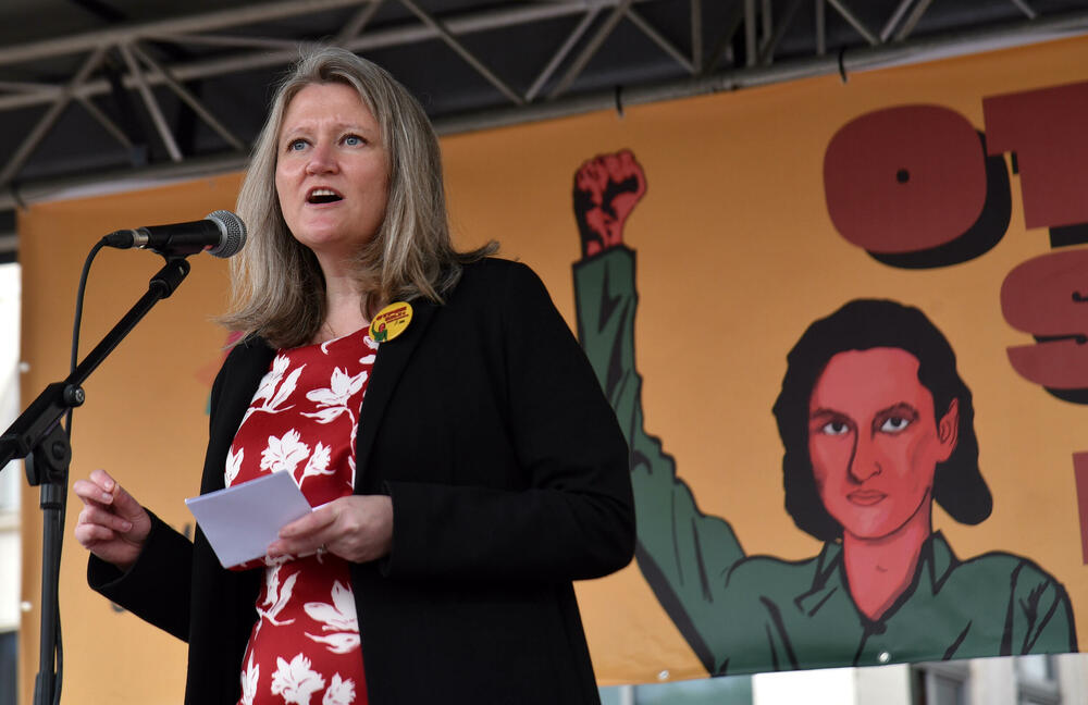 <p>U organizaciji Centra za ženska prava u Podgorici je danas održan osmi osmomartovski marš pod sloganom "Otpor sili i nepravdi”. Pogledajte šta je zabilježio naš fotograf. </p>