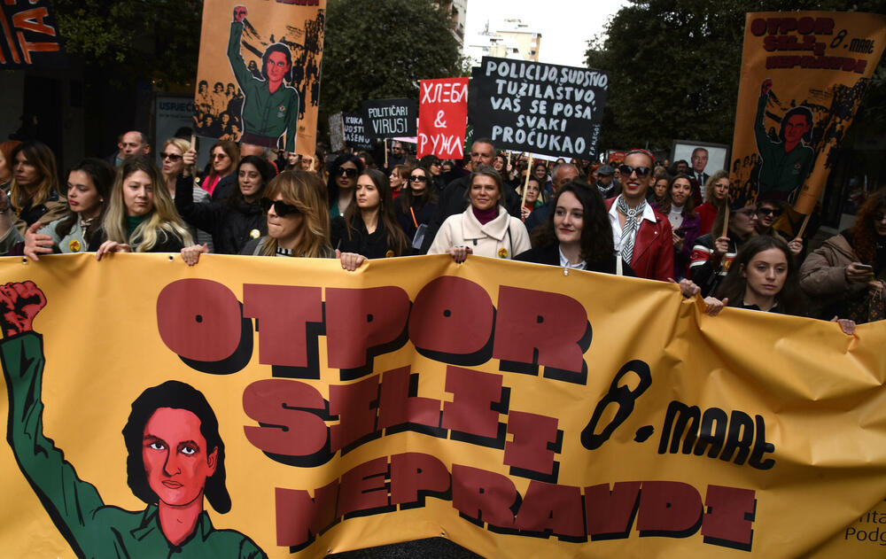 <p>U organizaciji Centra za ženska prava u Podgorici je danas održan osmi osmomartovski marš pod sloganom "Otpor sili i nepravdi”. Pogledajte šta je zabilježio naš fotograf. </p>