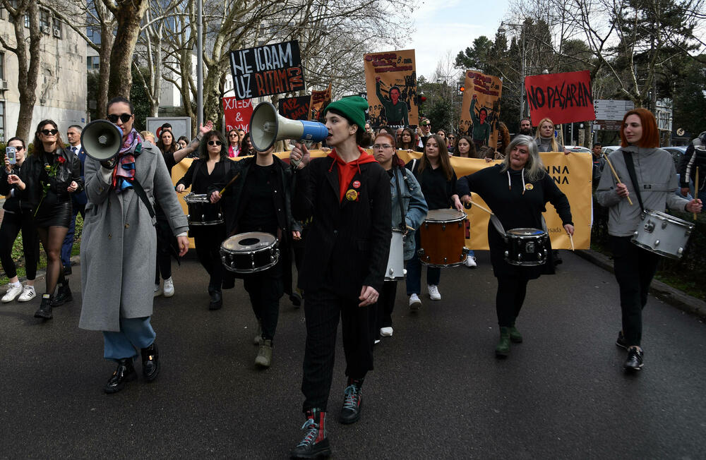 <p>U organizaciji Centra za ženska prava u Podgorici je danas održan osmi osmomartovski marš pod sloganom "Otpor sili i nepravdi”. Pogledajte šta je zabilježio naš fotograf. </p>